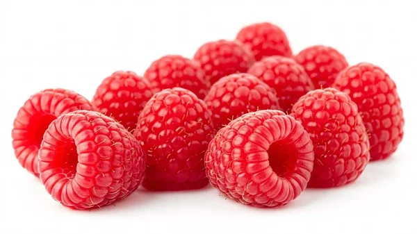 Canlı kırmızı ahududu grubunun yakın çekim stüdyosu. Taze, sulu böğürtlenler saf beyaz, izole bir zemin üzerinde küçük bir yığın halinde düzenlenir, dokularını ve renklerini renklendirirler..