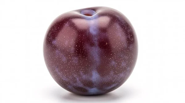 Pürüzsüz cildini ve doğal güzelliğini sergileyen tek bir mor eriğin yakın çekim stüdyosu temiz görüş için el değmemiş beyaz bir zemin üzerine kuruludur..