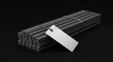 Esmer arka planda boş etiketli metal çubuklar var.