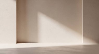 Yumuşak doğal ışık minimalist bir iç duvar ve zemin üzerinde geometrik şekiller oluşturarak sakin bir soyut kompozisyon oluşturur.