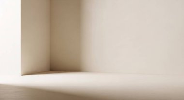 Yumuşak gölgeler ve negatif mekan ve mimariyi vurgulayan düz duvarları olan boş bir odanın sessiz güneşli köşesi.