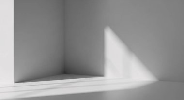 Güçlü bir ışık demeti ve dramatik gölgeler yaratan gri ölçekli bir iç köşe.