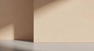 Sade bir iç köşe, bej duvarlar ve gölge kenarlı aydınlık zeminde ince bir kontrastlık yaratıyor.