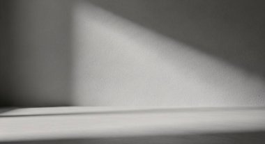 Pürüzsüz hareket bulanıklığını ve yumuşak ışık gölgelerini gösteren, arkaplan ve tasarım projeleri için uygun soyut geometrik bir ortam yaratan minimal gri tonlu bir resim.