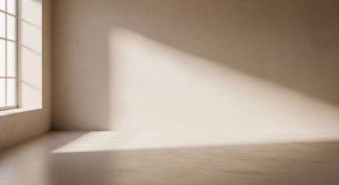 Penceresi olan parlak boş bir oda zeminde ve duvarda keskin bir gölge bırakıyor ve sakin bir asgari alan yaratıyor..