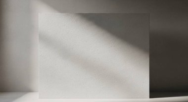 Yumuşak ışık ve köşegen gölgelerin oluşturduğu asgari iç duvar sahnesi sakin bir geometrik kompozisyon oluşturur..