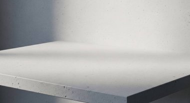 Yumuşak gölgeli beyaz bir rafın kenarı temiz ve soyut bir kompozisyon oluşturuyor..