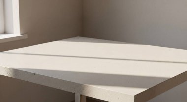 Temiz, minimalist bir masa sessiz bir köşede doğal ışıkla yıkandı.