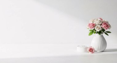 Temiz beyaz bir yüzey ve duvar pembe şakayıklı tek bir vazo içerir. Yumuşak doğal ışıkla sakin bir hayat yaratır.