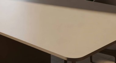 Metal bacaklı temiz beyaz bir masa, pürüzsüz kenarları ve yumuşak ortam aydınlatmasıyla basit bir ofis çalışma alanında oturur..