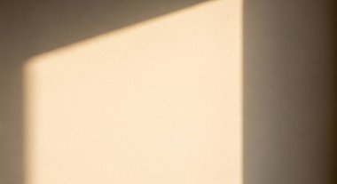 Yumuşak, ılık bir duvar. Yandan gelen ışık yumuşak gölgeler ve soyut bir hava yaratıyor..