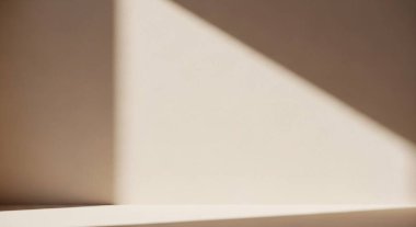 Işık ve gölge arasındaki zıtlığı gösteren yumuşak bir mimari köşenin temiz bir yakın çekimi.