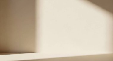 Yumuşak bir iç mekan sahnesi. Sıcak ışık pürüzsüz bir yüzey üzerinde soyut şekiller ve gölgeler yaratıyor..