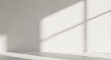 Yumuşak doğal ışığın geniş pencerelerden içeri aktığı sakin bir iç mekan bulanıklaşır. Sakin bir atmosfer ve nazik gölgeler yaratır..