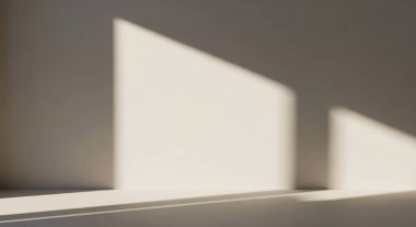 Bulanık dikdörtgen ışık açıklıklarının pürüzsüz bir yüzey boyunca yumuşak gölgeler bıraktığı sakin ve soyut bir sahne..