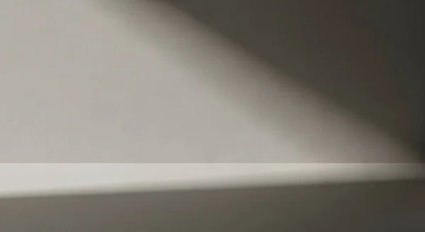 Yumuşak köşegen ışığın pürüzsüz bir yüzey boyunca uzandığı soyut fotoğrafçılık sakin bir karamsar kompozisyon oluşturuyor.