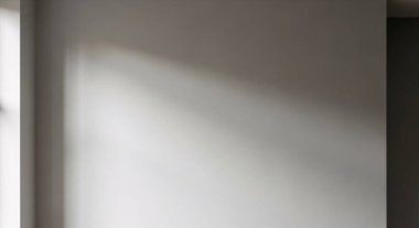 Yumuşak bir duvar köşesinde hafif bir yıkama, sakin bir soyut kompozisyon oluşturur..