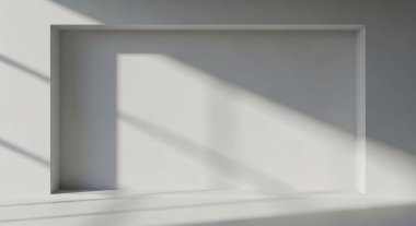 Dikdörtgen bir pencereyle tek renkli iç döşeme temiz bir duvara çapraz gölgeler bırakıyor