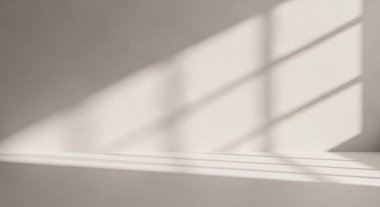 Çapraz güneş ışığı ve pencere gölgeleriyle sakin bir iç mekan. Duvarlar ve zemin üzerinde sakin geometrik desenler oluşturuyor.