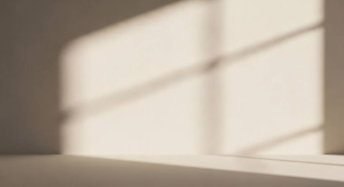 Yumuşak güneş ışığı, minimalist bir iç mekanı bulanık pencere camları ve sıcak bir ortam ile doldurur.