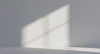 Yumuşak, bulanık bir iç mekan. Pencere ışığı soluk bir duvara yumuşak bir kare gölge düşürüyor.