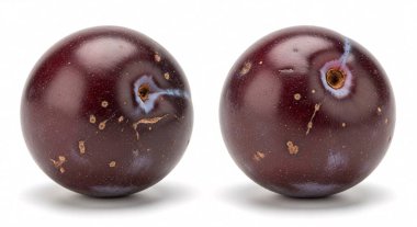 Beyaz arka planda parlak mor derili iki olgun üzüm.