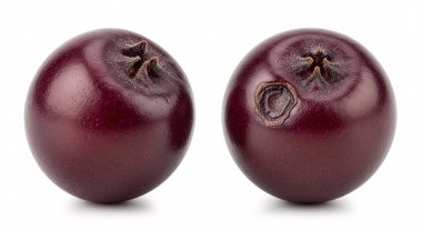 Gıda sağlığı veya yaşam tarzı projeleri için hazır temiz beyaz bir zemin üzerinde pürüzsüz parlak yüzeyli bir çift olgun kızılcık.