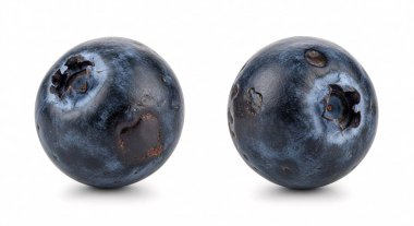 İki olgun yaban mersini beyaz bir zeminde oturur ve doğal rengi ve dokuyu vurgular.