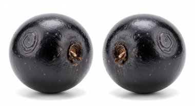 İki parlak siyah zeytin, yemek fotoğrafçılığına uygun temiz beyaz bir zemin üzerinde dinleniyor.