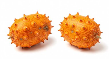 İki parlak turuncu dikenli meyve, bembeyaz arka planda yan yana otururlar desenli deriler ve kalın renkler sergilerler.