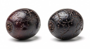 İki parlak mor erik, temiz beyaz bir arka planda oturur. Pürüzsüz derileri, olgun meyve dokusunu ve yiyecek fotoğrafçılığı için doğal renkleri sergiler.