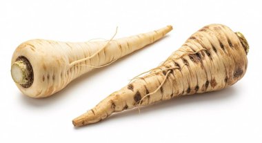 İki taze yaban havucu kökü. Pişirmek ve meyve suyu sıkmak için ideal.