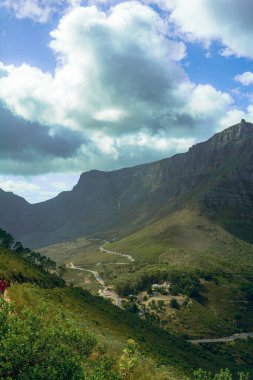 Masa Dağı 'nın üzerinde bir gün doğumu