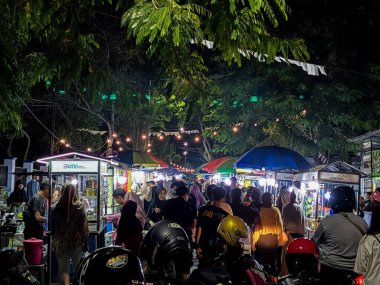 Hareketli bir gece marketinin enerjisini hissedin! Yerel lezzetlerin ve eşsiz bulguların tadını çıkarın. Bu canlı sahnede sicim ışıklarının altında..