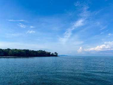 Bu çarpıcı okyanus manzarasına bakarken hissettiğin saf rahatlamayı hayal et. Seyahat blogları, sağlık inzivaları ya da cennetin dokunuşuna ihtiyaç duyan her proje için mükemmel. Huzur hissi uyandırıyor ve gezgin şehvetine ilham veriyor..