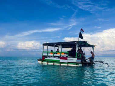 Bu canlı tekne gezisiyle nihai kaçışı tecrübe edin. Seyahat blogları, broşürler ya da sosyal medya için mükemmel. Açık denizde yaz eğlencesinin, seyahatin ve dinlenmenin özünü yakalıyor. Unutulmaz bir deneyim..