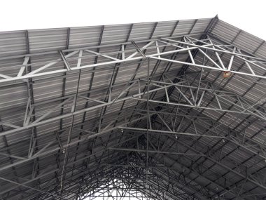 Karmaşık çelik kiriş yapısına sahip büyük bir endüstriyel metal bina.