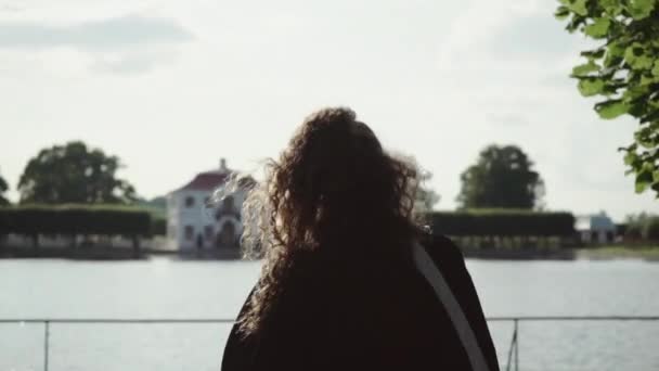 Genç beyaz kadın turist Avrupa parkında yürüyor. — Stok video