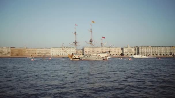Dzień Marynarki Wojennej Floty Morskiej w Sankt-Petersburgu, Rosja z łodzi. Wycieczka po rzekach. 25 lipca 2019 — Wideo stockowe