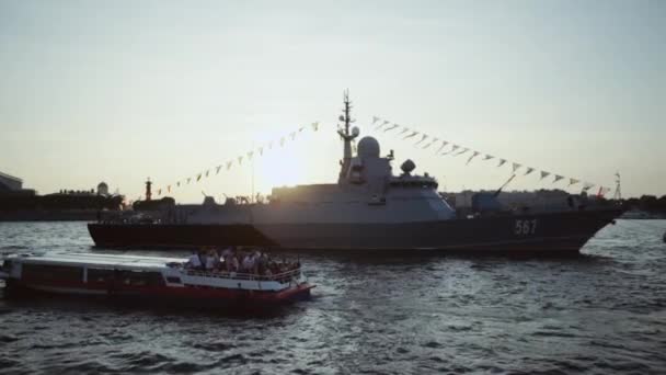 Flottans dag av militär sjöflotta i Saint-Petersburg, Ryssland från båten. floder turnerar. 25 juli 2019 — Stockvideo