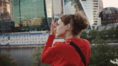 Kafkasyalı genç kız Moskova 'da dinleniyor ve Rusya' da yürüyor.