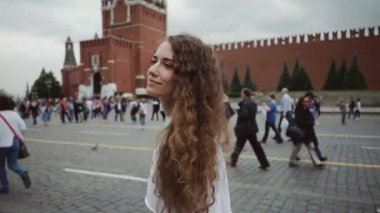 Kafkasyalı genç turist Moskova 'da ve Kremlin' de, Rusya 'da dinleniyor ve yürüyor.