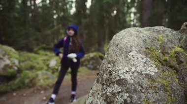 Imatra, Finlandiya 'da parkta ya da ormanda yürüyen beyaz bir kız.