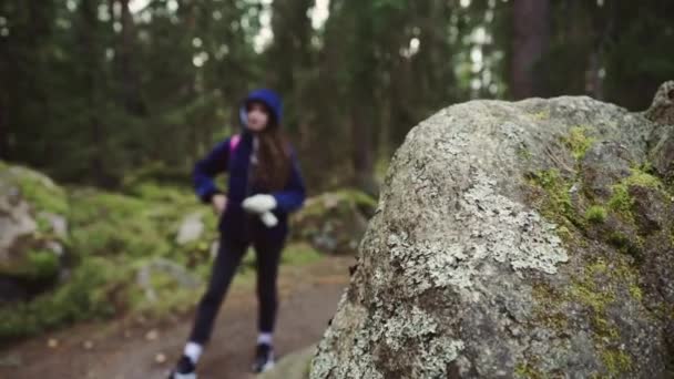 Юна кавказька дівчина, яка ходить парком або лісом в Іматрі (Фінляндія). — стокове відео