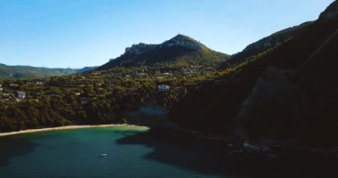 Dik yanlamasına vadi. Calanque dEn-Vau. Kaptan Canaille ve Azure Denizi. Yaz manzarası. Güney Fransa. Kayalıklar ve kayalar. Destansı görünüm.