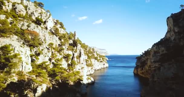 Un valle empinado. Calanque dEn-Vau. Cap canaille y Azure sea. Paisaje de verano. Sur de Francia. Acantilados y rocas. Vista épica. — Vídeos de Stock