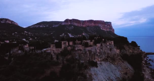 Un valle empinado. Calanque dEn-Vau. Cap canaille y Azure sea. Paisaje de verano. Sur de Francia. Acantilados y rocas. Vista épica. — Vídeos de Stock