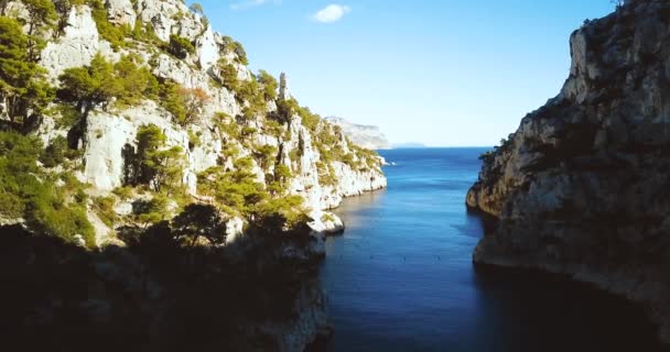 Dik yanlamasına vadi. Calanque dEn-Vau. Kaptan Canaille ve Azure Denizi. Yaz manzarası. Güney Fransa. Kayalıklar ve kayalar. Destansı görünüm. — Stok video