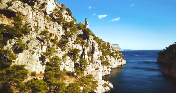 Een steile vallei. Calanque dEn-Vau. Cap Canaille en Azure zee. Zomer landschap. Zuid-Frankrijk. Rotsen en rotsen. Episch uitzicht. — Stockvideo