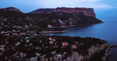 Dik yanlamasına vadi. Calanque dEn-Vau. Kaptan Canaille ve Azure Denizi. Yaz manzarası. Güney Fransa. Kayalıklar ve kayalar. Destansı görünüm.
